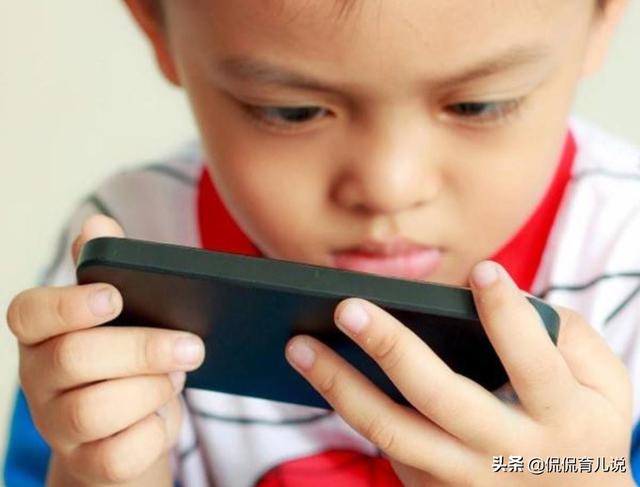 为什么说孩子一定要自己带？老人管不住，孩子眼睛都长手机里了！