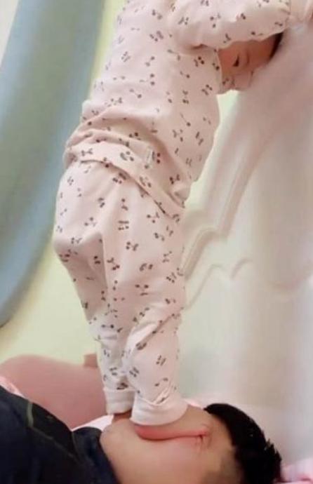 爸爸睡懒觉不起床，女儿直接放“大招”，网友笑喷：比闹钟管用！