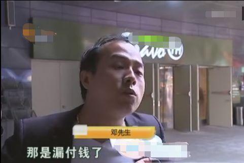 3岁小孩手拿唇膏忘付钱，超市要求十倍买单，监控调出后场面尴尬