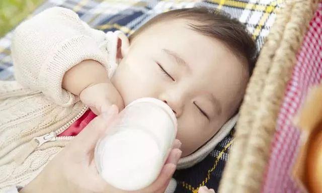 儿科医生告诉你，1岁内宝宝辅食和奶类的比例如何合理安排