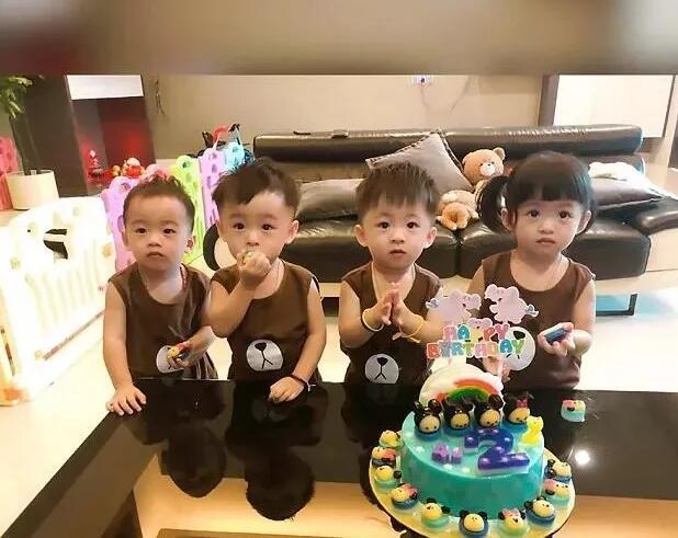 21岁辣妈生四胞胎迅速恢复身材，两年后却深深自卑，原因过于真实