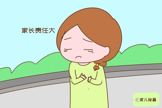 宝宝在外滑滑梯被烫伤，穿开裆裤有风险，家长要小心