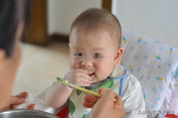 年轻妈妈给5个月宝宝断奶，让宝宝这样吃辅食，最终孩子大病一场