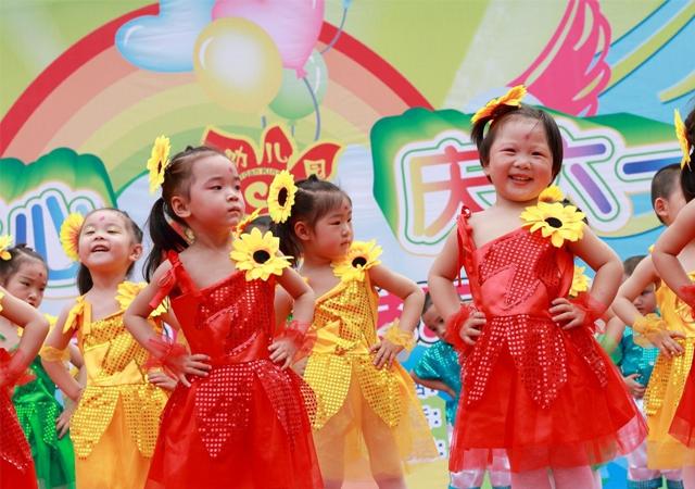 六一前夕，孩子说我不想上台表演，妈妈的做法让老师竖起大拇指