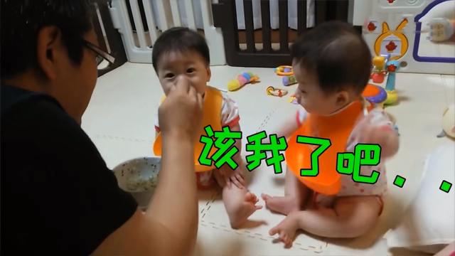 奶爸给3胞胎喂饭，老三半天一口都吃不上，一个眼神网友直呼心疼