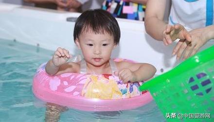 婴儿游泳按照这种方式，好处更多！你get到了吗？