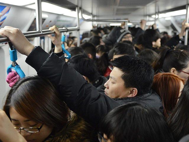 孕妇在地铁没让座，大爷称：孕妇不该挤地铁，00后两句话怼了回去