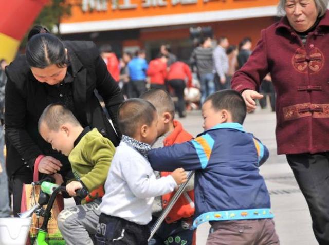 孩子窝里横、外面怂，是性格问题吗？家长用上这3招，能尽快纠正
