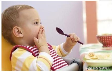 年轻妈妈给5个月宝宝断奶，让宝宝这样吃辅食，最终孩子大病一场