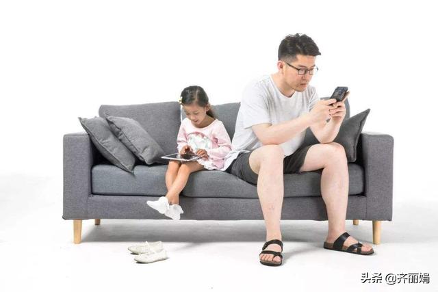 宝爸一边喂孩子吃饭，一边玩手机，就连换人了都不知道！