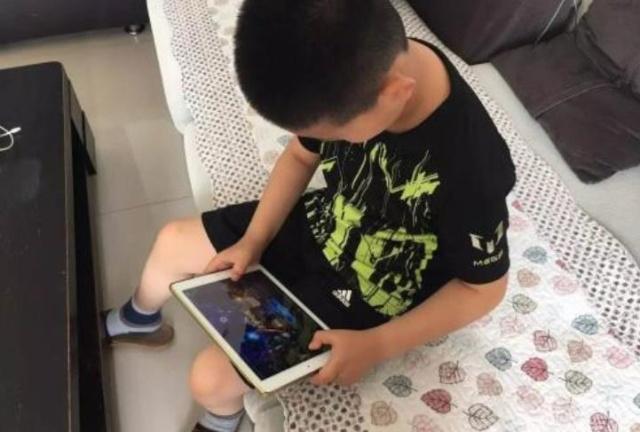 经常玩手机的孩子，和很少玩手机的孩子，6岁后有4个不同