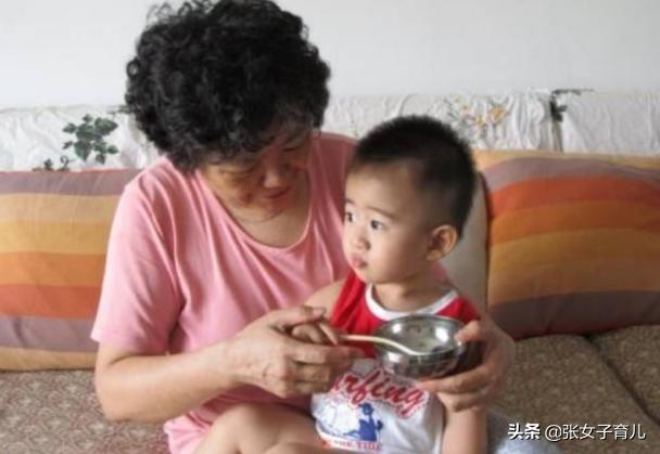 宝宝什么时候才适合吃大人饭？过早过晚，都会危害宝宝的健康发育