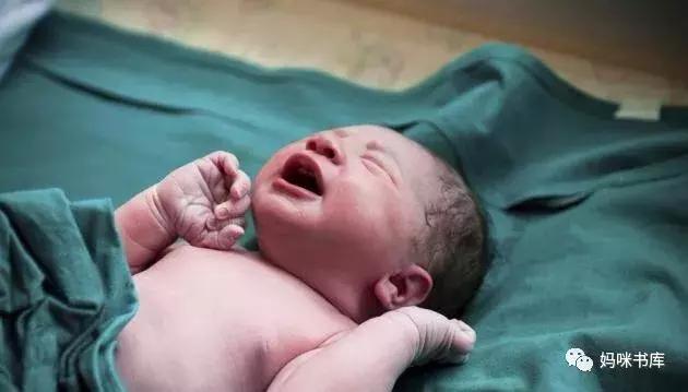 婆婆认为竖着抱孩子会对他们的脊柱有伤害，是真的吗？