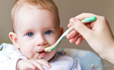 年轻妈妈给5个月宝宝断奶，让宝宝这样吃辅食，最终孩子大病一场