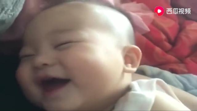 一岁萌娃睡午觉笑出声，妈妈看完忍不住大笑：这是做什么美梦了？