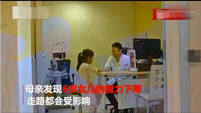 妈妈生下二胎后，大女儿视力跌到0.1走路频繁跌倒，网友吵翻了