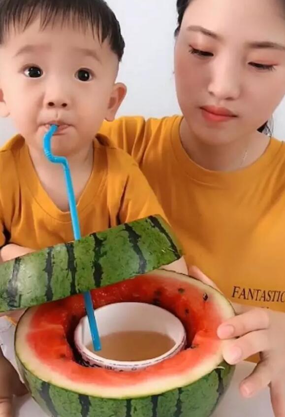 继饮料盒后的喝药新套路，宝宝：果然在最安全时，爸妈是最危险的