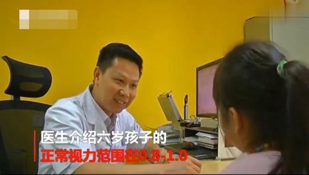 妈妈生下二胎后，大女儿视力跌到0.1走路频繁跌倒，网友吵翻了