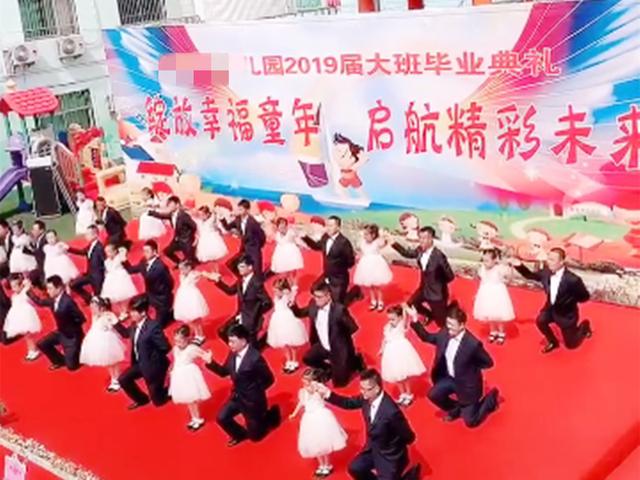 大班毕业典礼，女儿和爸爸超甜的一幕，网友：突然想要个女儿