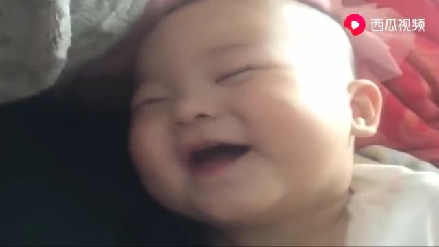 一岁萌娃睡午觉笑出声，妈妈看完忍不住大笑：这是做什么美梦了？