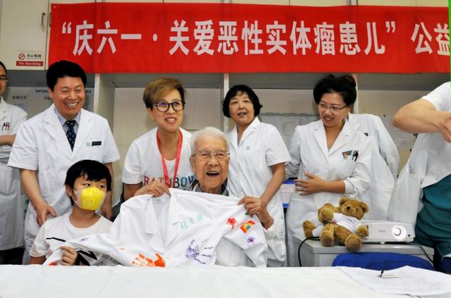 百岁儿科医生,六一前夕给孩子们送上了这份礼物