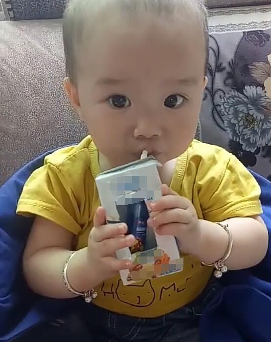 继饮料盒后的喝药新套路，宝宝：果然在最安全时，爸妈是最危险的