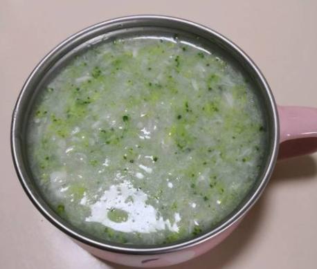 给宝宝辅食中添加一样饭，菠菜米糊能帮助宝宝牙齿和骨骼发育