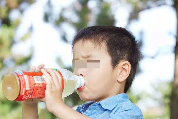 这种东西危害孩子智力发育，家长却一直给孩子喝，越喝越傻