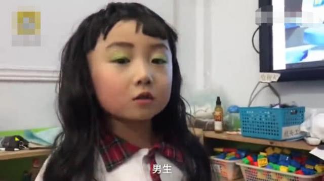 幼儿园女生不够，男孩子戴假发扮女孩参加演出，亲妈也没认出