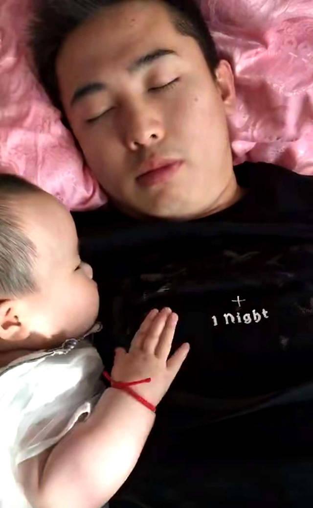 9个月女儿哄爸爸睡觉，妈妈看后哭笑不得，网友：这届爸爸难带啊
