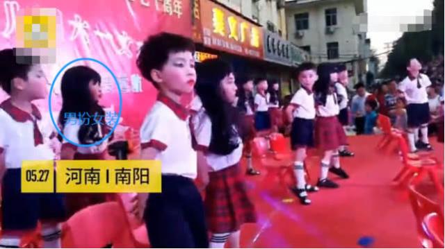 幼儿园女生不够，男孩子戴假发扮女孩参加演出，亲妈也没认出