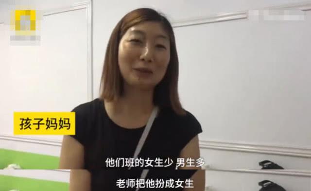 幼儿园女生不够，男孩子戴假发扮女孩参加演出，亲妈也没认出
