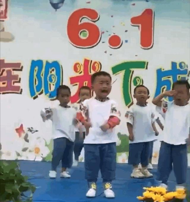 孩子一边表演一边哭：“我要妈妈”，儿童节正在让孩子失去快乐