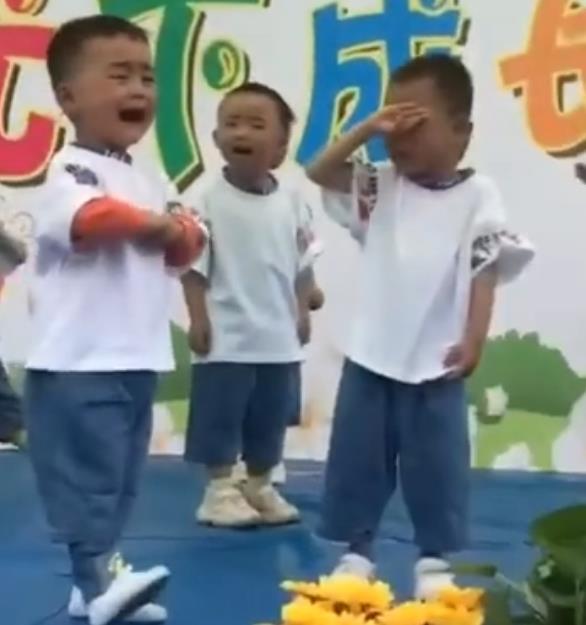 组图体验六一儿童节汇演大型“翻车”现场，这届家长可太难当了