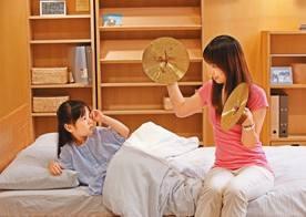 父母别再用这种方式叫孩子起床，毁了好心情不说，还影响大脑发育