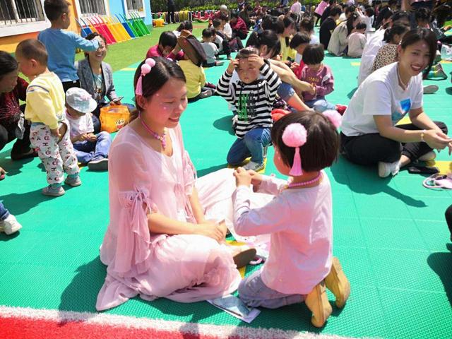 幼儿园老师群发孩子午休照片，家长看完，表示这衣服我再也不买了