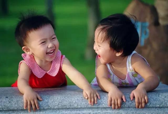 明知道没人带娃，还一心生二胎？可能是这3个原因，很无奈