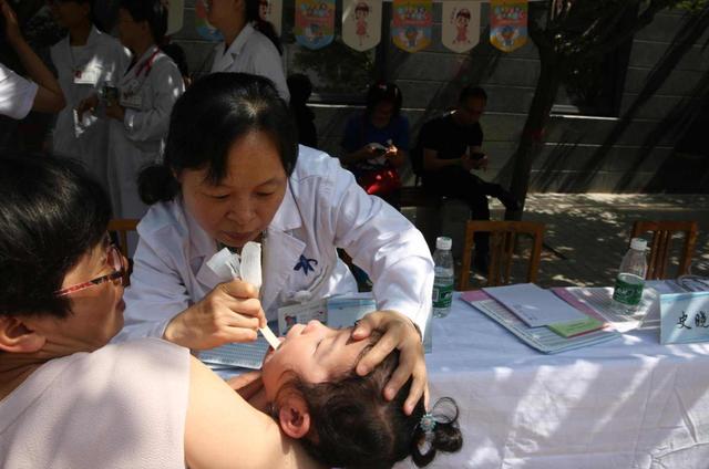 孩子耳边有个小孔，妈妈挤了下却因发炎要手术，这个孔你别乱碰