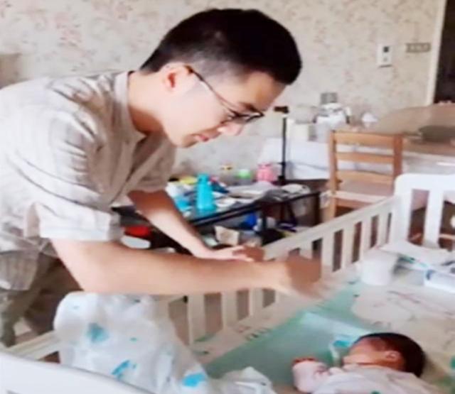 夏季蚊子猖獗，爸爸这样为女儿做防护，妈妈看后乐弯了腰