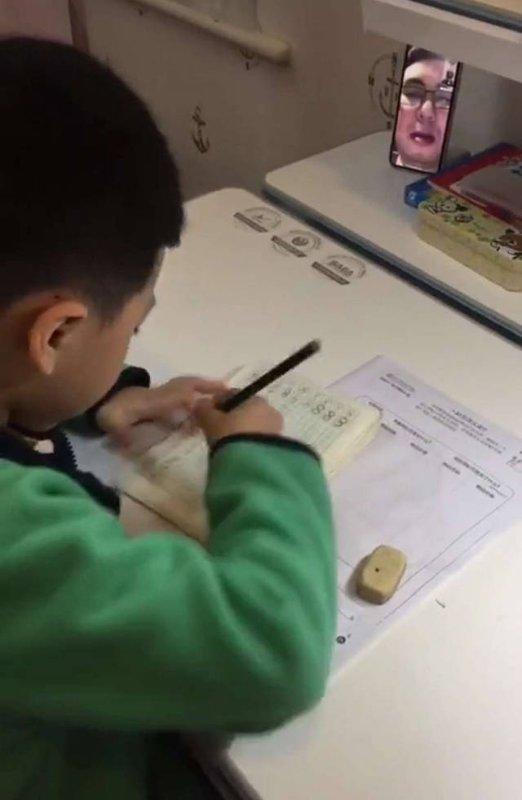 儿子放学不老实写作业，妈妈来了这样一手，网友：姜还是老的辣！