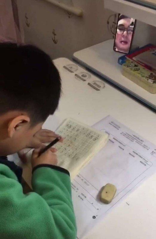 儿子放学不老实写作业，妈妈来了这样一手，网友：姜还是老的辣！
