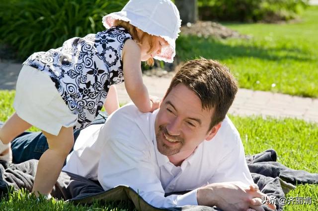 妈妈出差爸爸带孩子参加聚会，开视频看到这画面后，又好气又想笑