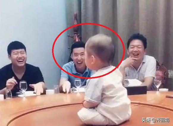 妈妈出差爸爸带孩子参加聚会，开视频看到这画面后，又好气又想笑