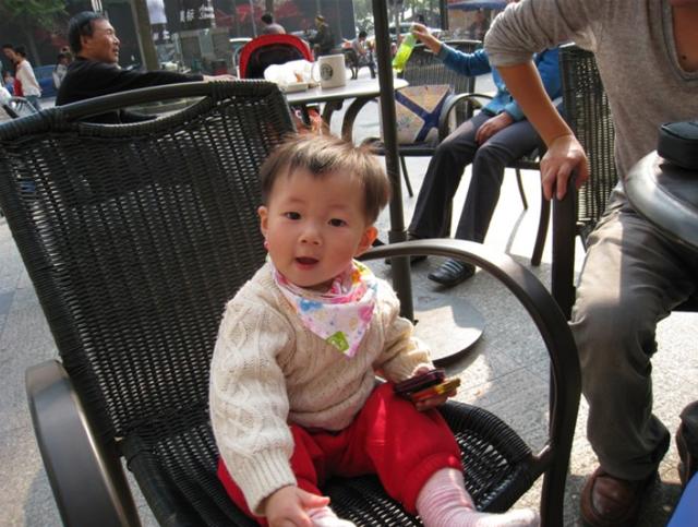 不买冰激凌娃就当街失控大哭，这个妈妈的做法，堪称典范值得你学