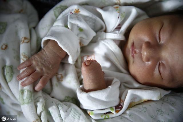 产检一切正常，孩子出生后有问题，孕妇不想产检，胎儿说：你敢