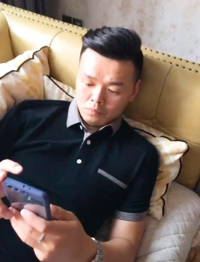 爸爸喂宝宝吃饭，没想到成了“灾难现场”，妈妈看了表示想打人