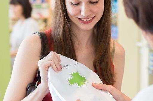 女孩子第一次来月经时,两个妈妈的不同做法,直接影响孩子未来
