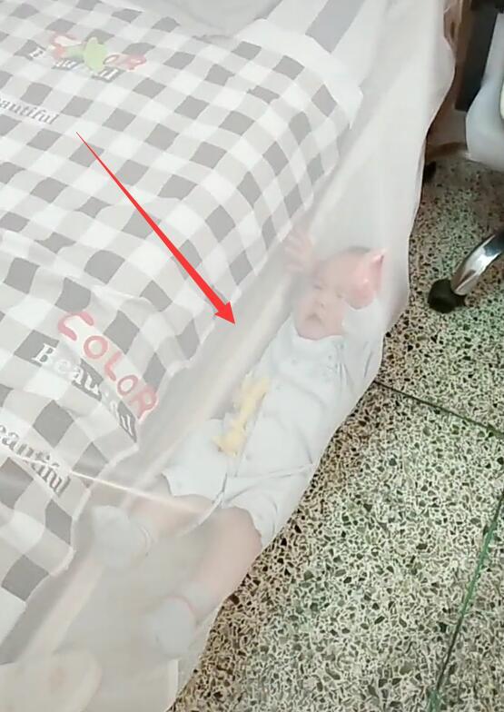 妈妈快来救我！夏季挂蚊帐后宝宝妖娆的掉床方式，妈妈表示没眼看