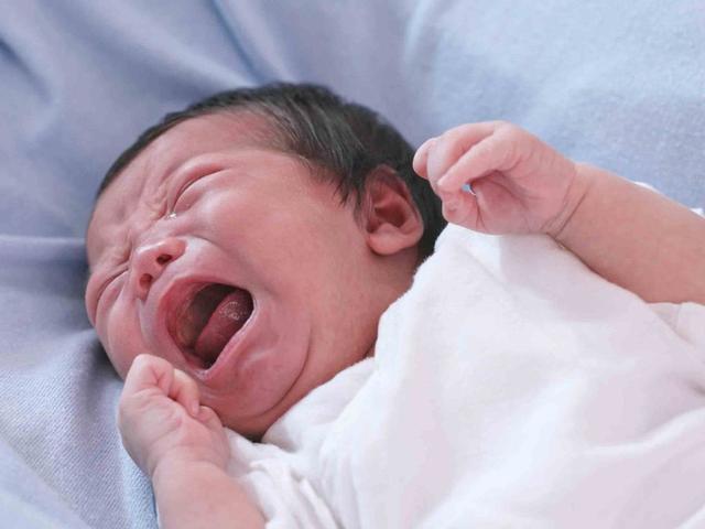 腹泻、吐奶、肠绞痛，爸妈这样照顾才对