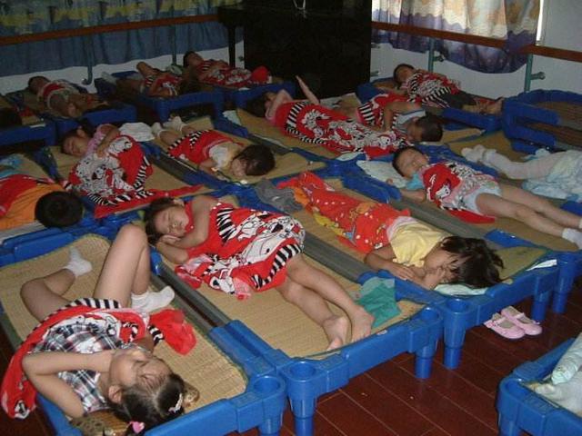 幼儿园老师在群里发几张照片，家长看了不是滋味，必须让园方道歉